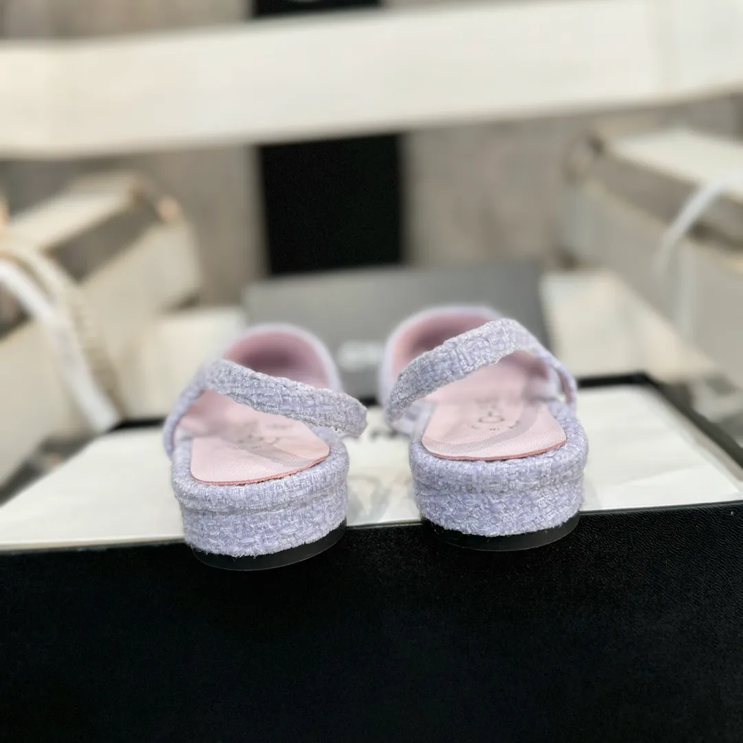 👟👟Ex-factory price 480👟👟 CHANEL Chanel flat bottom series🌹Fashionable classic sandals loved by all stars Fabric [👉] Mixed sheepskin👣🐏 Lining [👉] Silk sheep lining👣🐏 Insole [👉] Silk sheep👣🐏 Sole [👉] Genuine leather outsole imported from Italy 🌻 Packaging [👉] Chanel original box packaging 🌸 Code number [🦶🏻] 34-42 (⚠️34.41.42 is a custom code and cannot be returned or exchanged. Please understand)